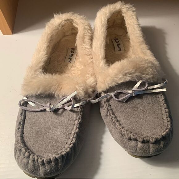 Old Navy Gray Suede Sherpa Lined Slippers Moccasins Size 7 - Picture 1 of 5